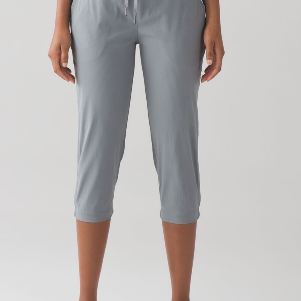 Lululemon Dance Studio Crop II (Unlined 20")
Battleship
